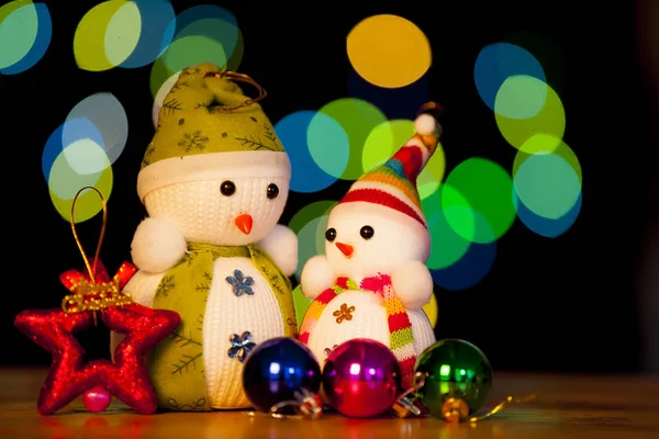 Festlicher Schneemann mit weihnachtlichem Licht Hintergrund — Stockfoto