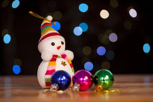 Festlicher Schneemann mit weihnachtlichem Licht Hintergrund — Stockfoto