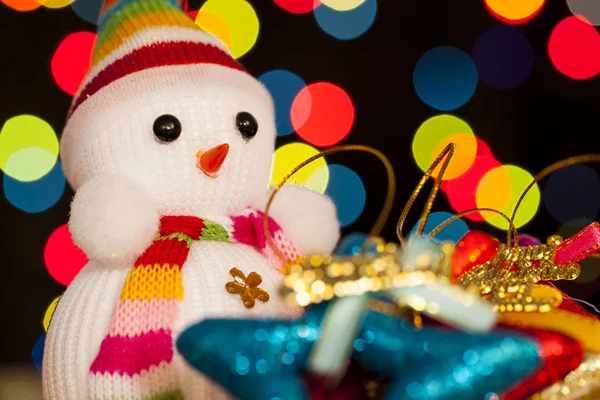 Festlicher Schneemann mit weihnachtlichem Licht Hintergrund — Stockfoto