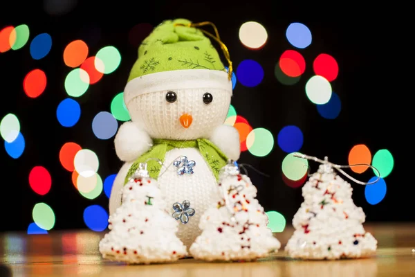 크리스마스 빛을 배경으로 축제 눈사람 — 스톡 사진