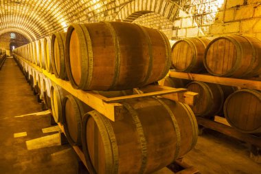 Şarap fıçıları mahzende yığılmış 