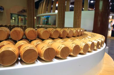 Şarap fıçıları mahzende yığılmış 