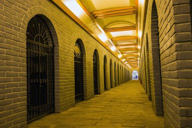 Şarap fıçıları mahzende yığılmış