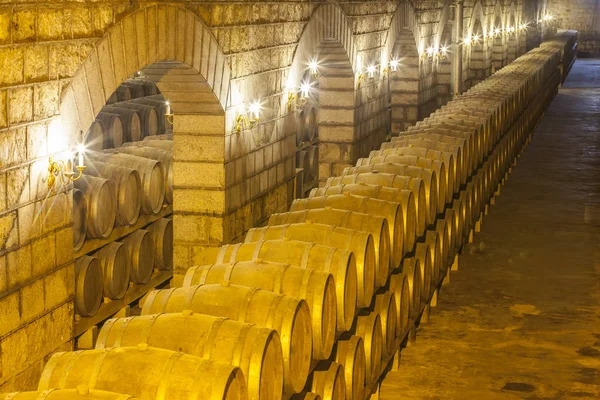 Weinfässer im Keller gestapelt — Stockfoto