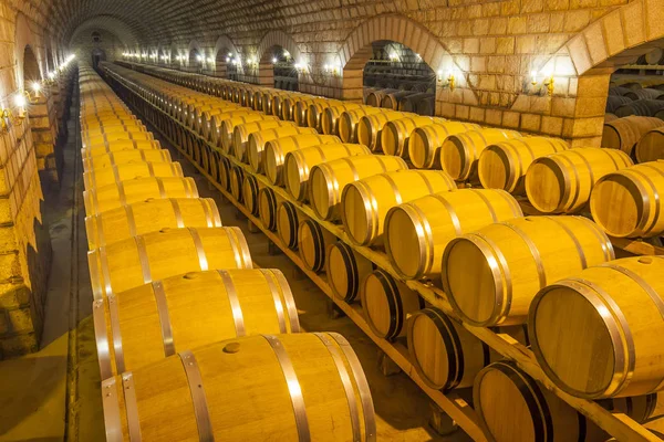 Barili di vino impilati in cantina — Foto Stock