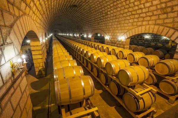 Barili di vino impilati in cantina — Foto Stock