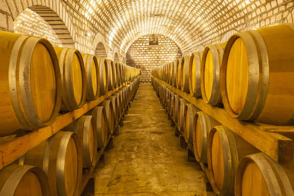 Barricas de vino apiladas en la bodega —  Fotos de Stock