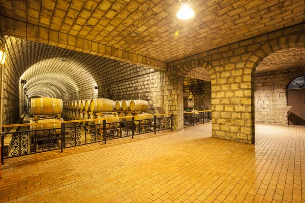 Barili di vino impilati in cantina — Foto Stock