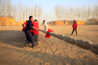 Öğrenciler çekiştiriyorlar.