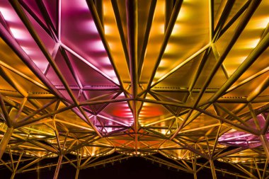 Akşamları çelik yapı inşaatı