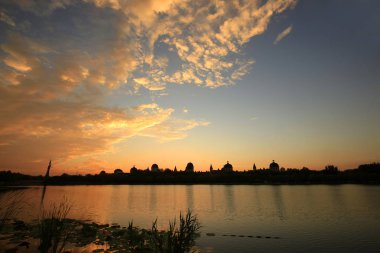 Batan güneşin gölü ve günbatımının güzelliği