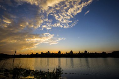 Batan güneşin gölü ve günbatımının güzelliği