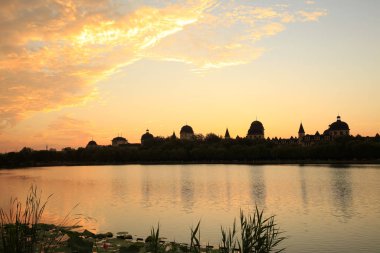 Batan güneşin gölü ve günbatımının güzelliği