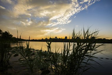 Batan güneşin gölü ve günbatımının güzelliği