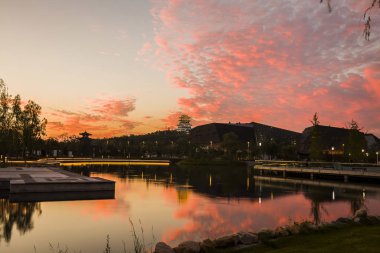 Batan güneşin gölü ve günbatımının güzelliği