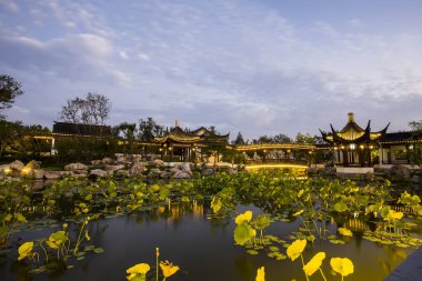 Geceleri geleneksel Çin binaları