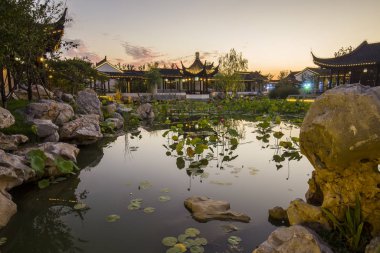 Geceleri geleneksel Çin binaları