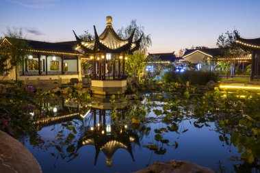 Geceleri geleneksel Çin binaları