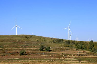 Sonbahar terasları ve rüzgar türbinleri