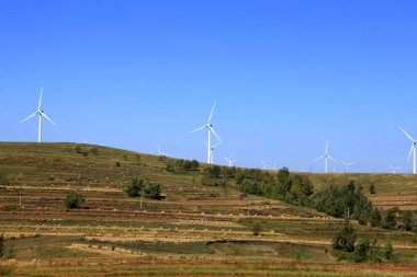 Sonbahar terasları ve rüzgar türbinleri