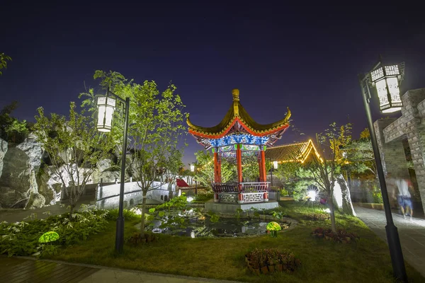 Geceleri geleneksel Çin binaları — Stok fotoğraf