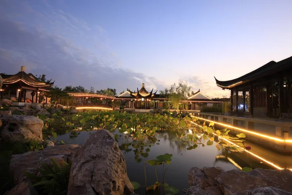Noite na arquitetura tradicional chinesa, pavilhões de jiangnan — Fotografia de Stock