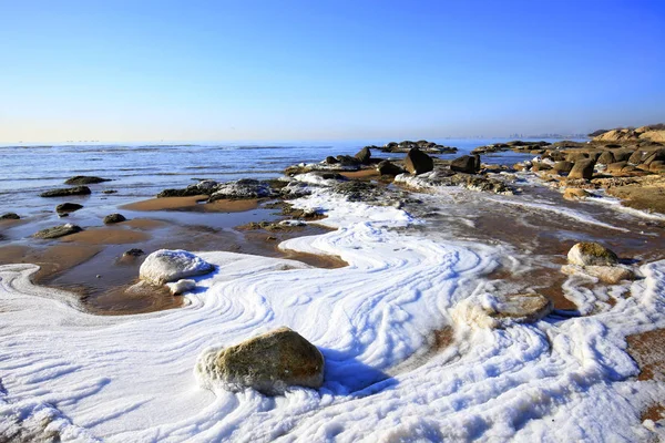 Paysage hivernal au bord de la mer — Photo