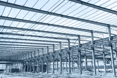 İnşaat alanında, çelik yapı yapım aşamasında.