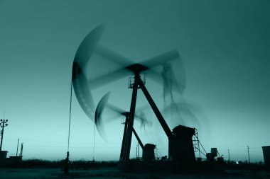 Akşamları, yağ pompasının silüeti.