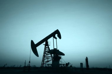 Akşamları, yağ pompasının silüeti.