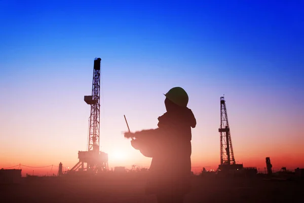 Petrol sahası, petrol işçileri çalışıyoruz
