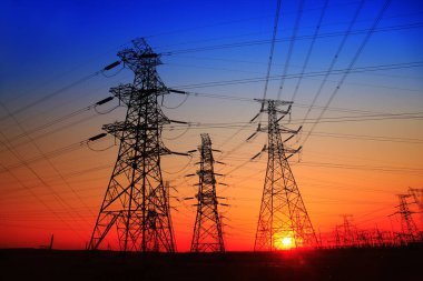 Yüksek voltaj kulelerinin silueti