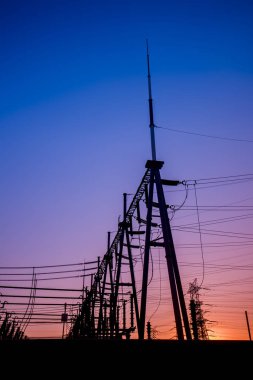 Akşamları, karakolun ana hatları...