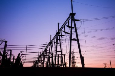 Akşamları, karakolun ana hatları...