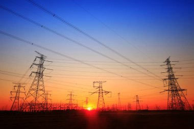 Yüksek gerilim kulesi akşamları.