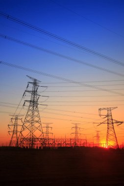 Akşam elektrik iletim pilon silüeti