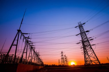 Akşam elektrik iletim pilon silüeti