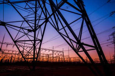 Akşam elektrik iletim pilon silüeti