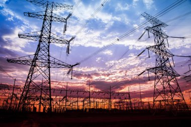 Akşam elektrik iletim pilon silüeti