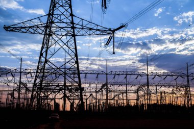 Akşam elektrik iletim pilon silüeti