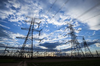 Akşam elektrik iletim pilon silüeti