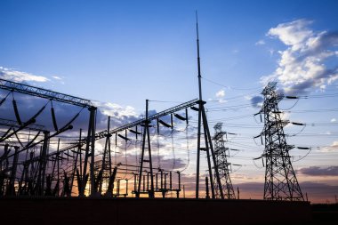 Akşam elektrik iletim pilon silüeti