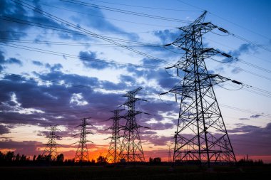 Akşam elektrik iletim pilon silüeti