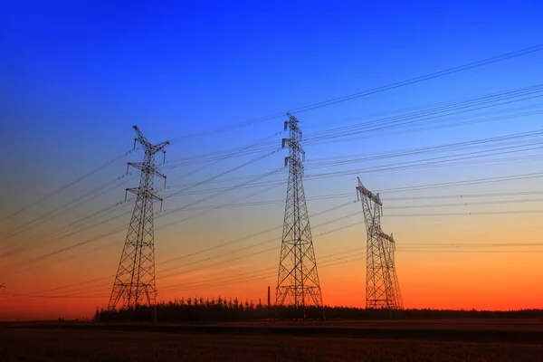 La silueta del pilón de transmisión de electricidad de la noche — Foto de Stock