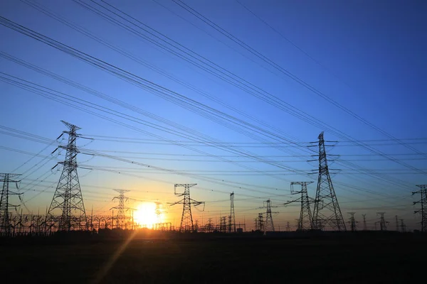 Sylwetka wieczór pylon transmisji energii elektrycznej — Zdjęcie stockowe