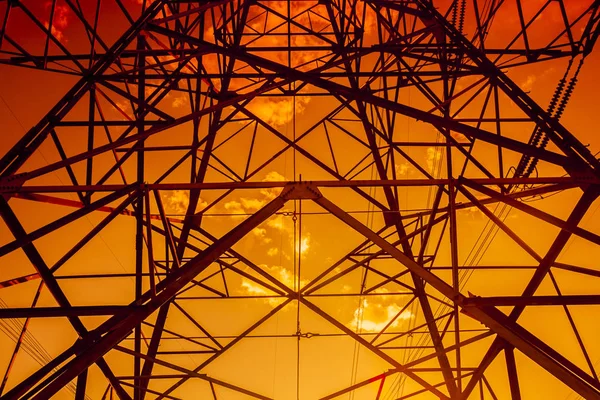 La silhouette del traliccio di trasmissione dell'elettricità serale — Foto Stock