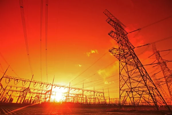 Akşam elektrik iletim pilon silüeti