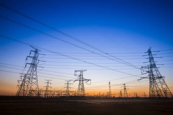 Silueta pylonu přenosu elektřiny večer — Stock fotografie