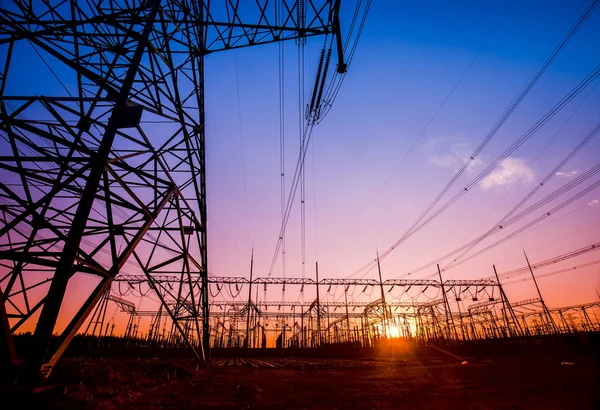 The silhouette of the evening electricity transmission pylon — Stock Photo, Image