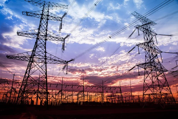 A silhueta do pilão de transmissão de eletricidade à noite — Fotografia de Stock